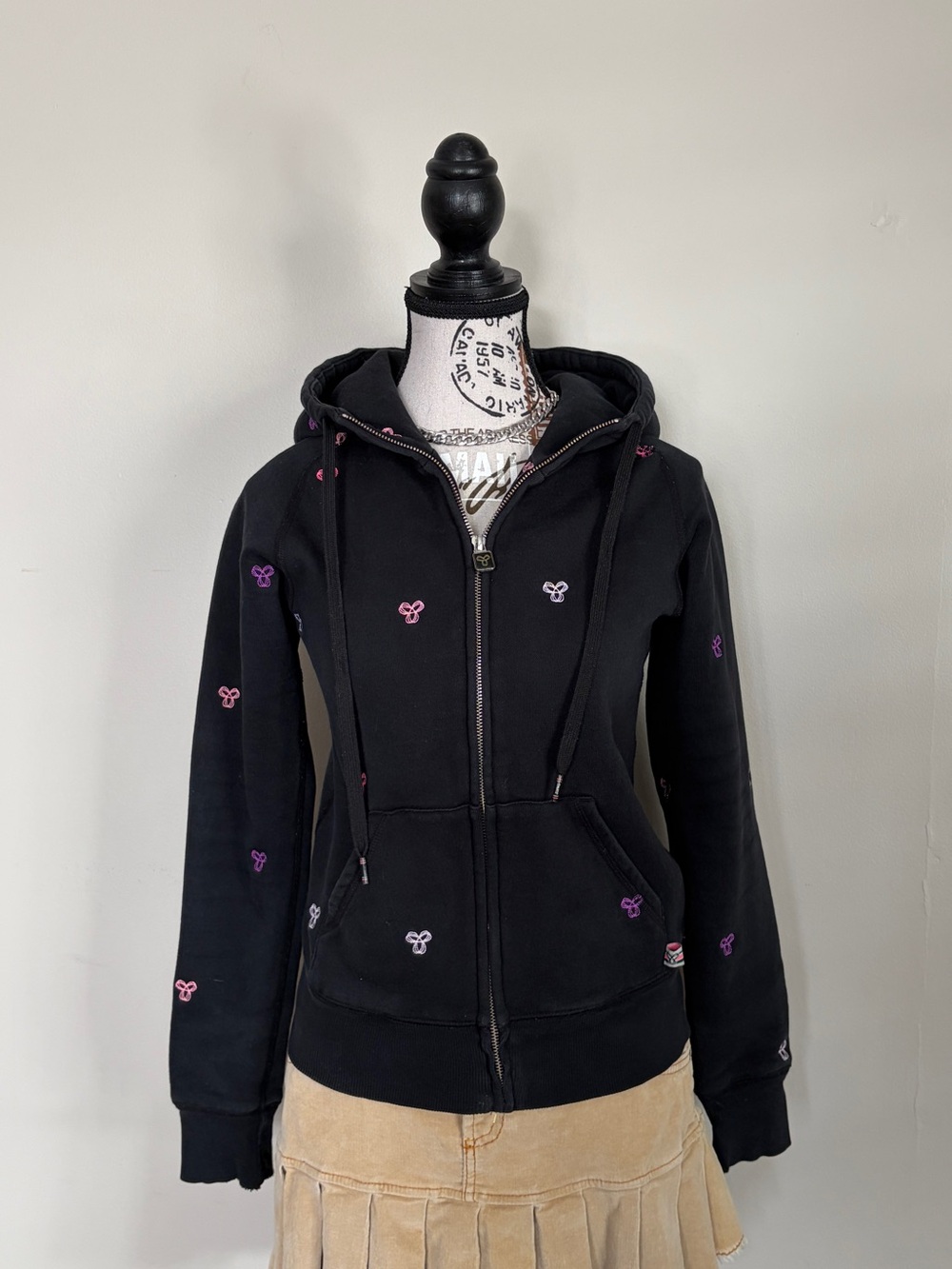 y2k TNA black zip hoodie, fitted athleisure sweater
